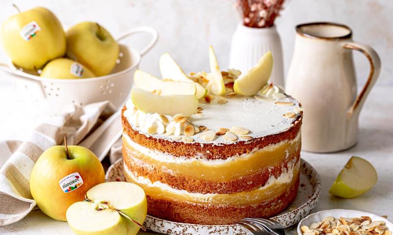 Torta con mousse di mele e mandorle