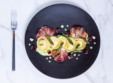 Cappellaci con Ricotta, Speck, mela e crema di asparagi