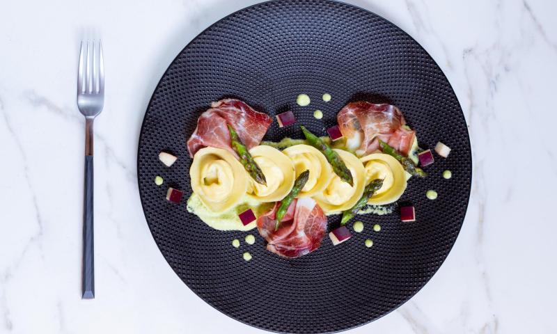 Cappellaci con Ricotta, Speck, mela e crema di asparagi