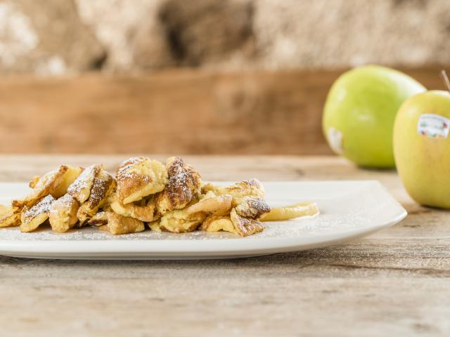 How to make an apple-walnut pancake