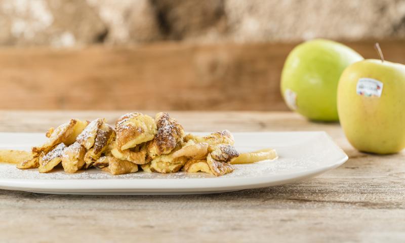 How to make an apple-walnut pancake