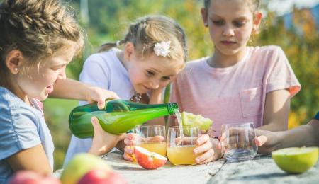 Kinder lieben Apfelsaft