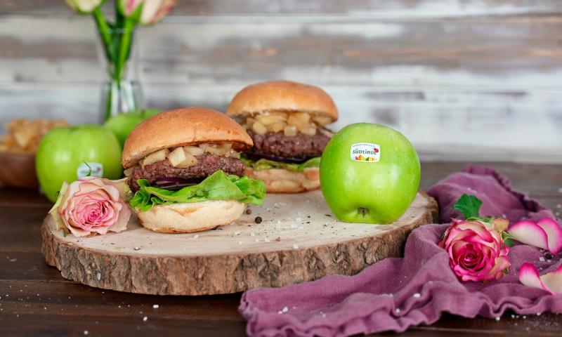 Beef burgers with apple relish