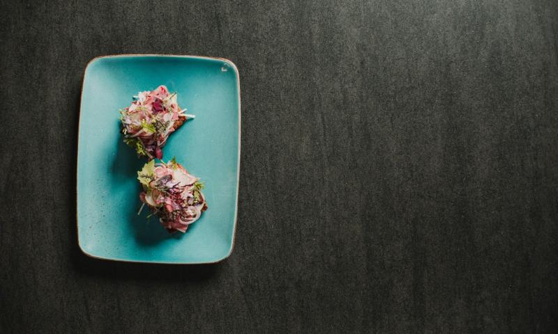 Bruschetta di testina di vitello con pane tradizionale della Val Venosta e mela Granny Smith