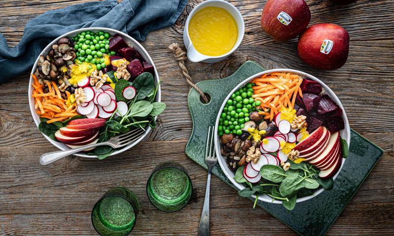 Vegan bowl with apples from South Tyrol, beetroot and turmeric dressing