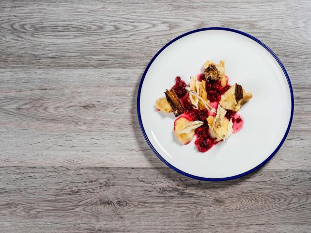 Baked apple with cranberries and milk chips