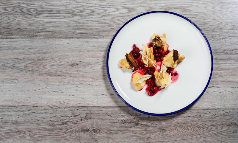 Baked apple with cranberries and milk chips