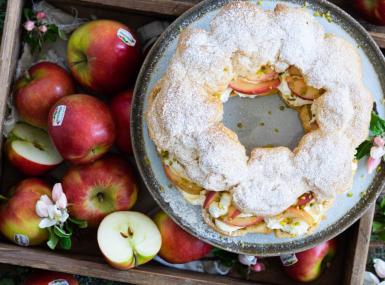 Choux ring with caramel apples