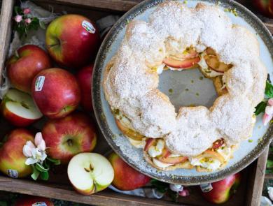 Choux ring with caramel apples