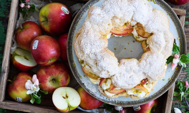 Choux ring with caramel apples