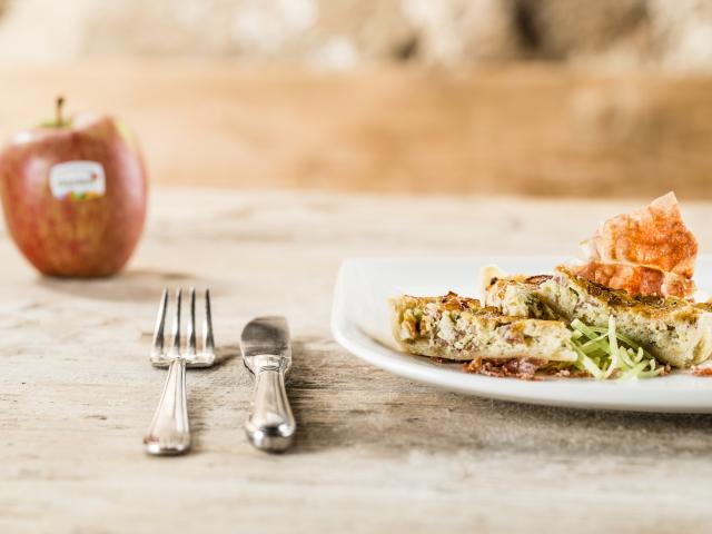 Leek quiche with Speck and apples