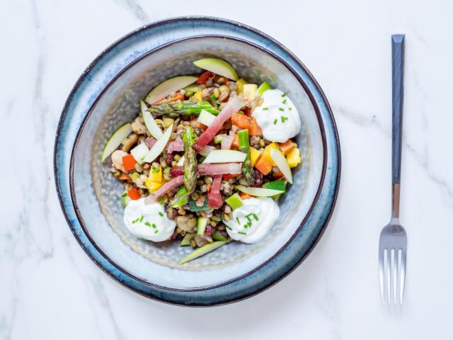 Insalata di cereali e verdure con SPECK, MELE e salsa allo SKYR