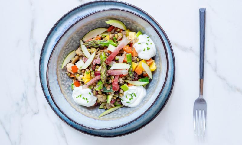 Insalata di cereali e verdure con SPECK, MELE e salsa allo SKYR