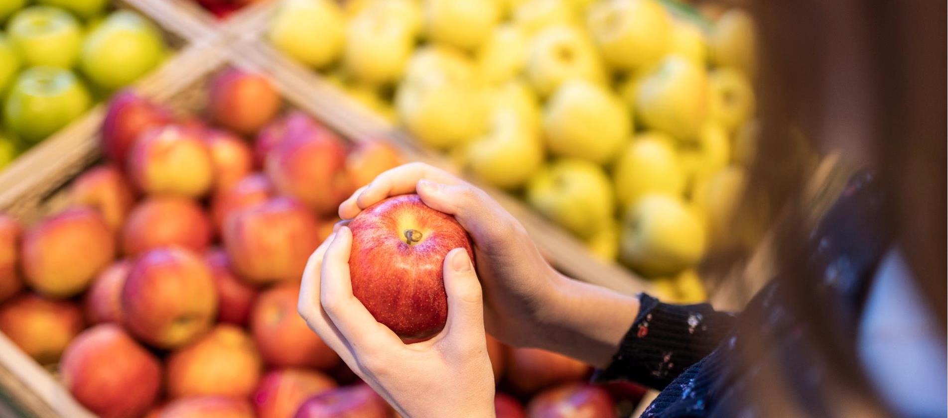 Frau mit Apfel in der Hand