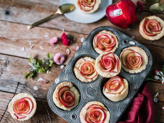 Muffins with apple roses