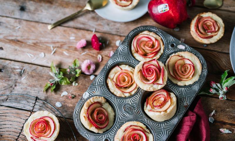 Muffins with apple roses