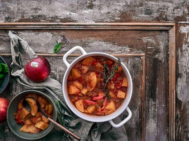 Apple and potato goulash