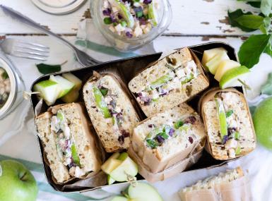 Cheese-lettuce-sandwiches with apple