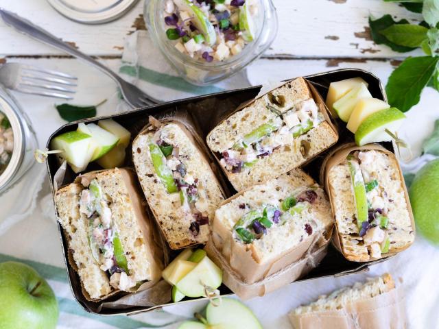 Cheese-lettuce-sandwiches with apple