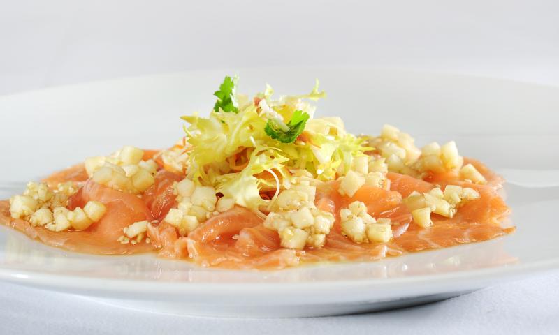 Carpaccio di salmone in marinata di mele e sesamo