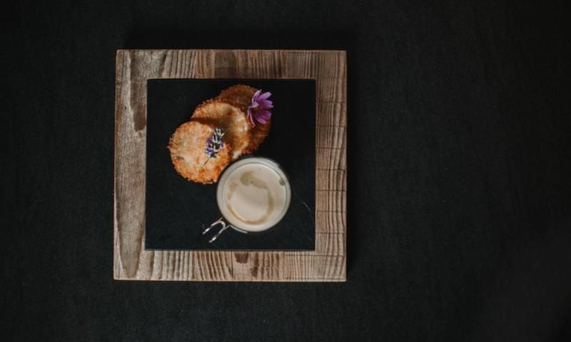 Cappuccino di sedano rapa con raviolo alla mela