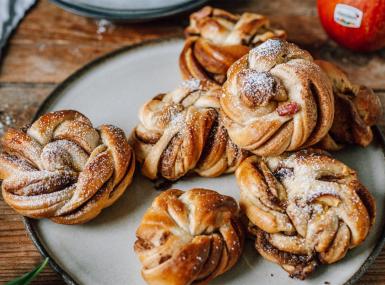 Apple & cinnamon knots