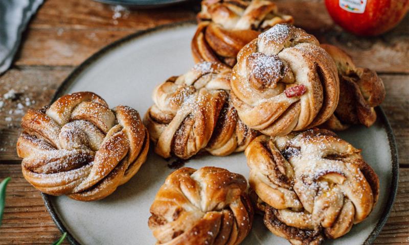 Apple & cinnamon knots