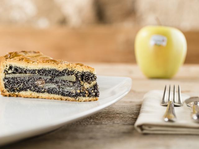 Apple poppy seed pie