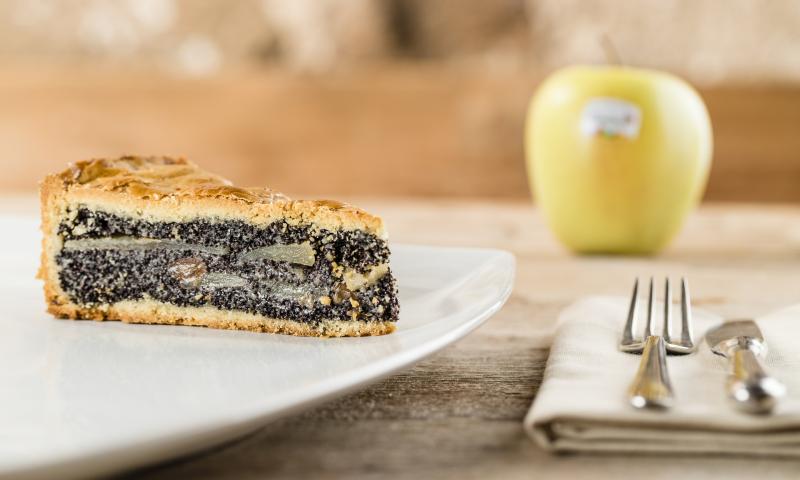 Apple poppy seed pie